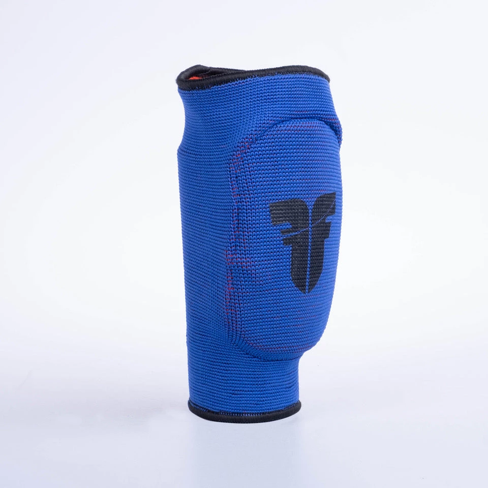 PROTECTION Fighter Reversible Elbow Guard - Blue/red 6 PROTECTION Fighter Reversible Elbow Guard - Blue/red